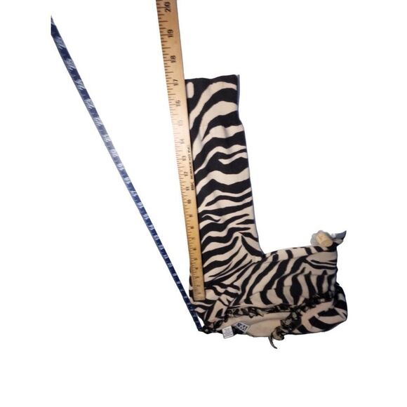 WR zebra print sweater ruffled detail with silver button - Picture 13 of 13